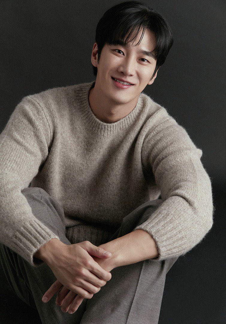 お客さまと韓ドラの話でコミュニケーション取れる平和な日常🕊️♡
その方は　#アンボヒョン　推しで、#マイネーム　と　#梨泰院クラス　見てましたよ〜♪って🥰
もちろん大好きな　#太陽の末裔　は４回見ました！！！って言ったら笑われちゃいました、、笑
#韓ドラ