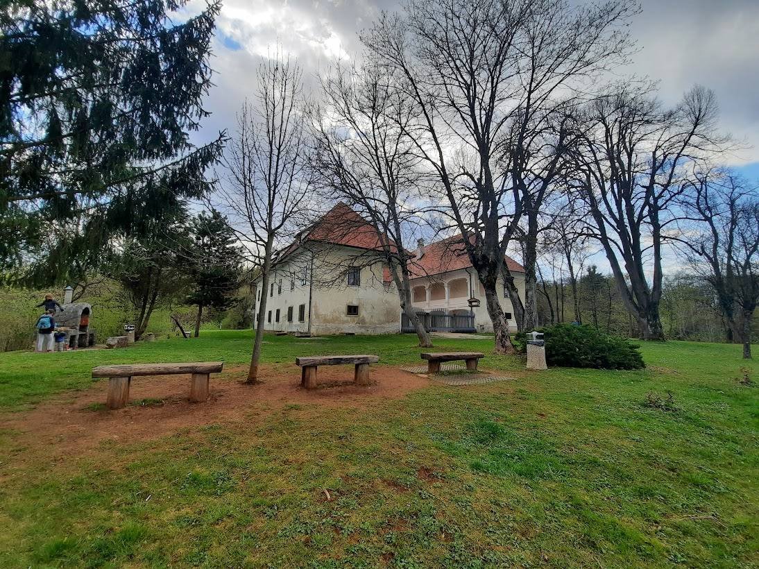 Danes lep izlet Škofljica in okolica. Dvorec Lisičje.
Potem pa beremo. Stoletja ohranjen. Po vojni pa prikolovrati divje pleme iz vzhoda-komunisti in ga POSTOPNO IZROPAJO.