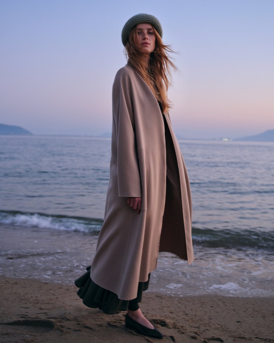 A flowing, sophisticated silhouette. Volumes are ample, made from fine cashmere. Feather-light, the elongated coat is brushed to lend it an exquisitely soft, enveloping touch. #LoroPiana #LoroPianaSS24