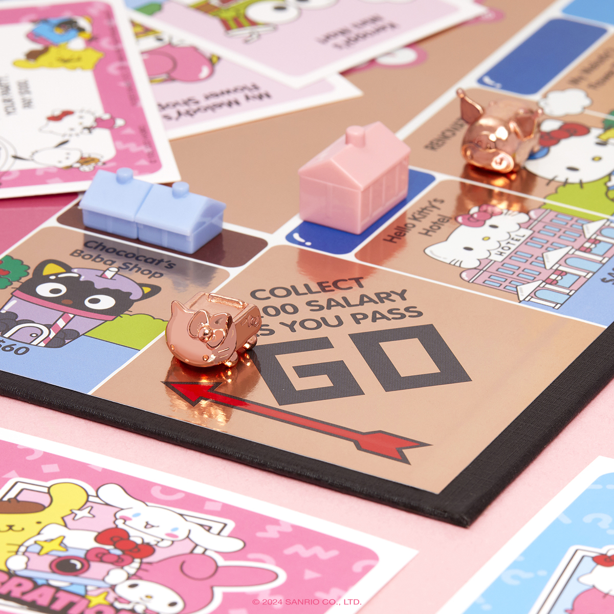 Roll the dice in rose gold style 🎲✨ Monopoly Hello Kitty and Friends is back in a shiny, metallic finish! Shop now: bit.ly/3PTuhQG