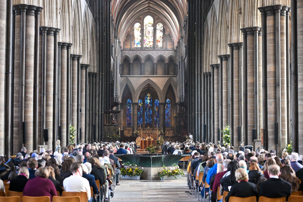 ✝️ Alleluia! Christ is Risen: An Easter Carol Service 📅 Sunday 28 April 2024, 17:00 All are welcome to join this special service of Easter readings, popular Easter congregational carols and Easter anthems sung by the Cathedral Choir. 📸: Finnbarr Webster