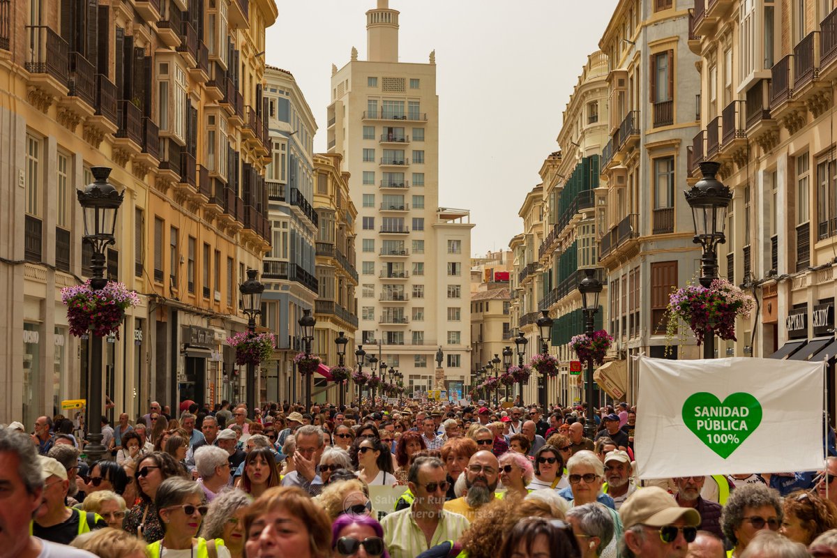Hoy ha tocado salir a las calles de #Málaga a defender la Sanidad Pública frente a la privatización, los recortes y la pérdida de calidad. #DiaMundialdelasalud