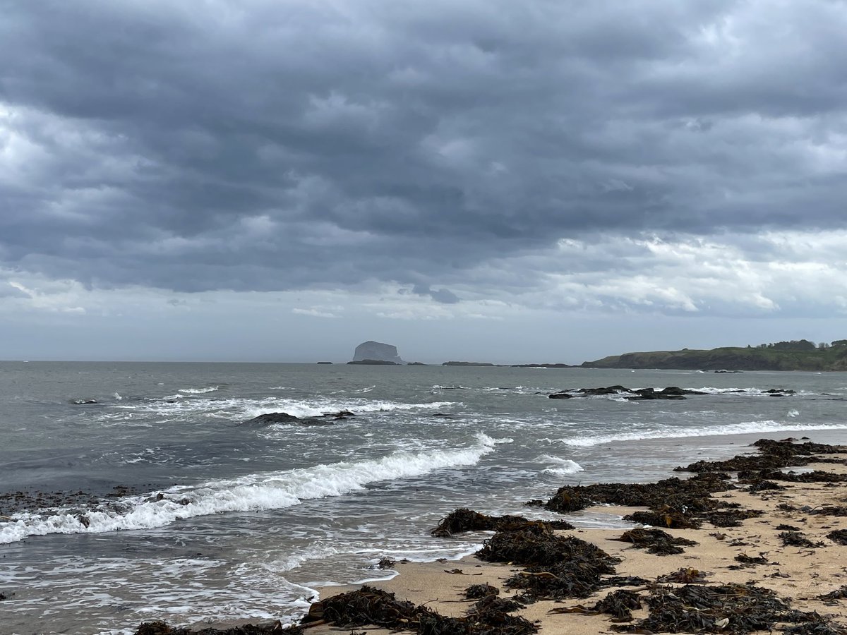 North Berwick looking moody. Very windy but still decent ice cream weather.. love the sight of the wee ⁦@lucaicecream⁩ van at the end of this beach🍦