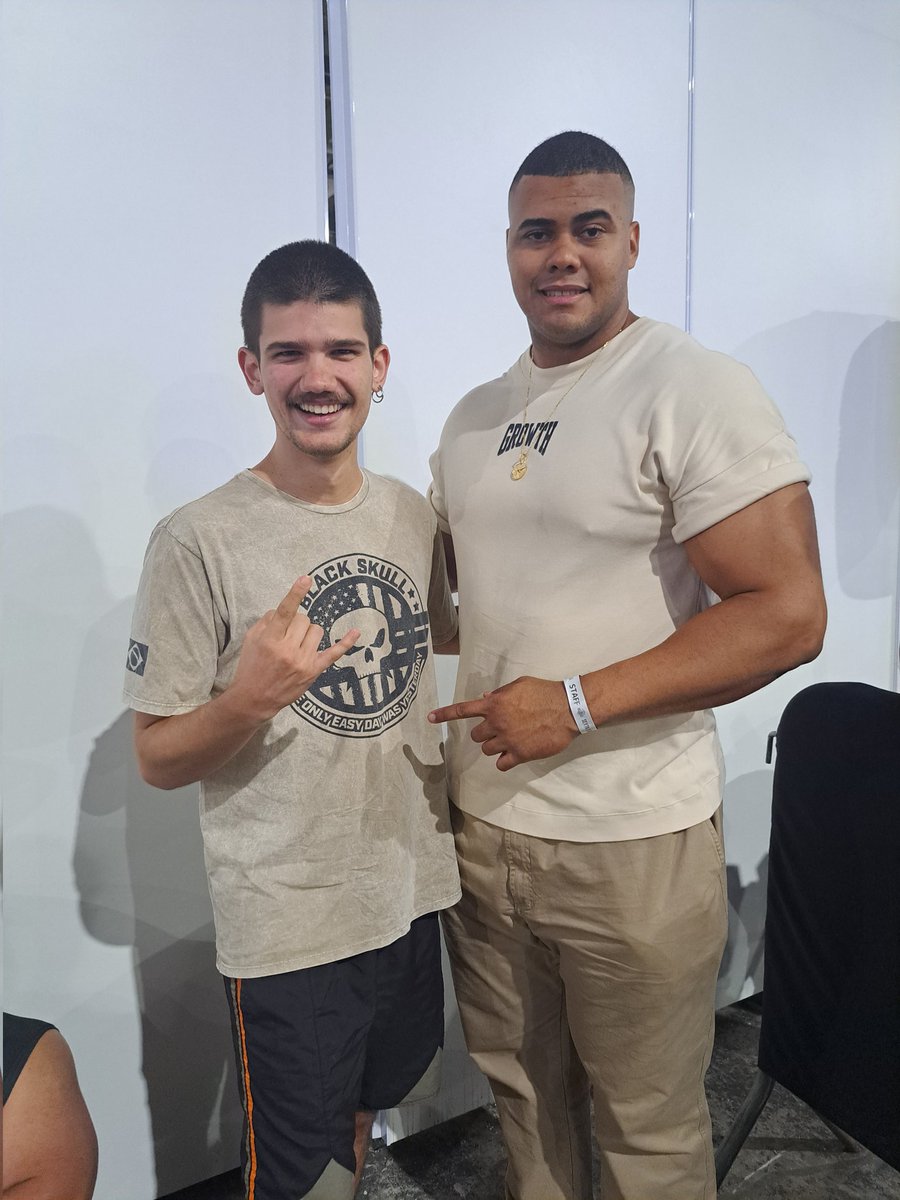 nafanids's tweet photo. Ontem este humilde jovem quis tirar uma fto comigo pois segundo ele o mesmo estava estasiado com meu shape e o tamanho de meus braços, e claro que com a maior compreensão eu tirei a fto e ele icou mto agradecido. #humildadesempre #forçafocofé #pracimadeles #workout https://t.co/8z3vMtvVkV