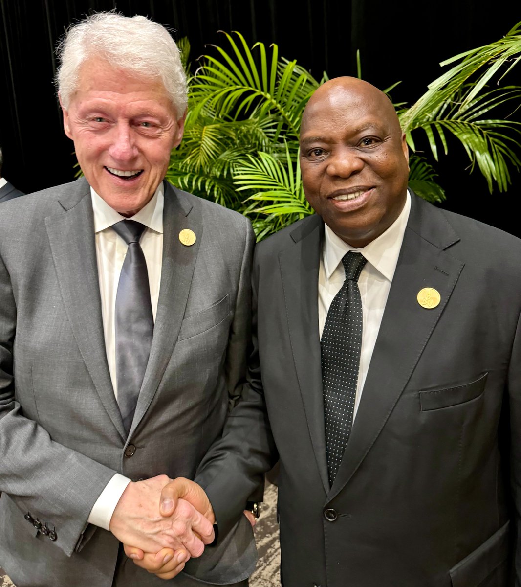 Grand plaisir et honneur d'avoir échangé pendant dix précieuses minutes avec S.E Président Bill Clinton. Les relations Guinée - Etats-Unis sont au beau fixe dans le respect mutuel et l'amitié.