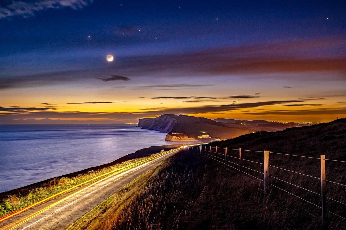 A magical night-time view of the moon setting over @ntisleofwight's Tennyson Down.🌙

📸 @islandvisions

#IOW #IsleofWight #LoveGreatBritain #UNESCO #AONB #IsleofWightNationalLandscape #IsleofWightNL #Coast2024