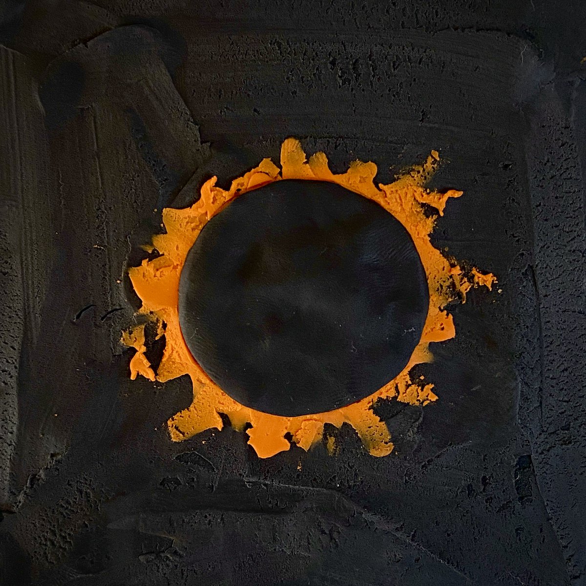 In case of clouds on #EclipseSolar2024 , here is my DIY version. Bonus: plasticine is non-toxic so you can look directly at it as long as you like! 🌞🌚🔥😎 barbarareid.ca/books/picture-…