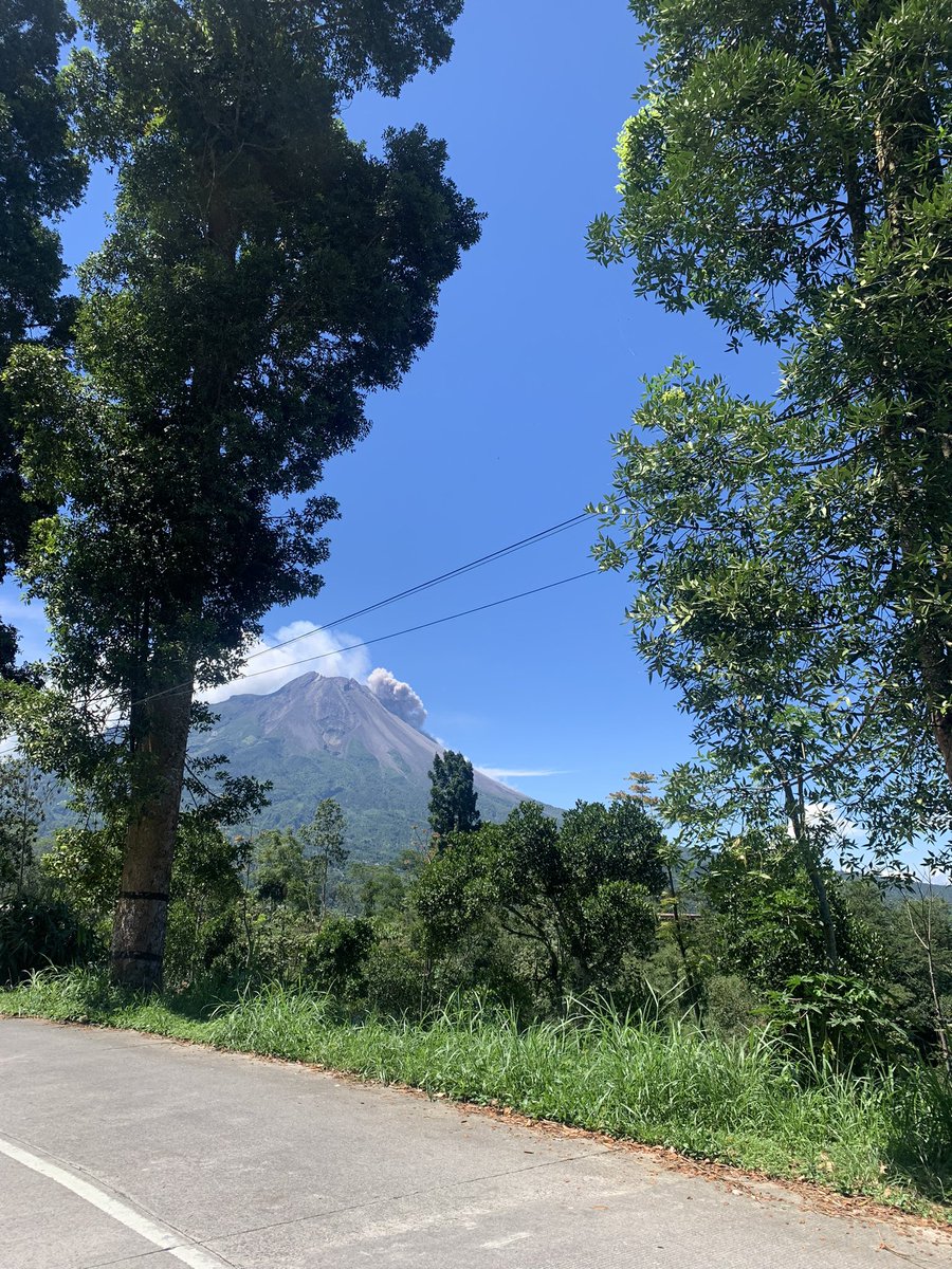 Penampakan erupsi Gunung Merapi dari arah Ketep, Magelang pd hari Sabtu, 7 April 2024