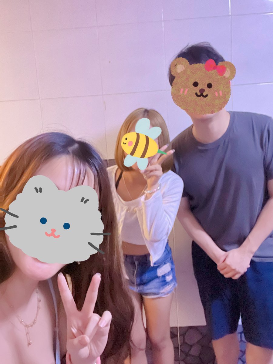 4月 #每月寵粉絲 #多人運動世界賽 泰國站🇹🇭
尋歡初體驗 女生視覺 泰國芭堤雅

今次是我很多的第一次
⏰第一次嘗試「叫雞」企街的選擇
就像到糖果店選擇喜歡的糖果

居泰友人：My Boss wants girl tonight~~~~ 

上回提及我們到了泰國芭堤芽，「好好大浴室」幫襯，就是敬業樂業的服務員在為我們服務，所有是很標準、很貼心的按摩服務。

今次分享的是在街頭上選擇妓女的玩法。居泰港人朋友說近沙灘的酒吧是遊客去，貴、服務不好、而且要「溝」，他帶我們去當地人玩，選好直接做的地方，便宜又快捷。

於是他駛到一個離沙灘約10分鐘車程的油站，轉彎進去就有不同的地舖，地舖外坐著很多女生，我們拉低車窗，停在不同得店前。

就一群群女生站著或坐著供選擇，她們會跟你打招呼，亦會跟你微笑，有些懂中文、英文的，還會說幾句。什麼類型都有，長腿高冷形，暗黑系，可愛嬌小系，鄰家女孩。她們的媽媽生不斷介紹，亦碰到友人之前選過的女生，友人用著他不太擅長的泰文溝通。大概都是：

「好抵、服務好好嫁！」
「做咩咁耐都唔黎呀！好掛住你呀」
「今次帶左朋友黎呀？」

這群女生大約40-50人，客人不多，只有5、6架車，沒有步兵。

以前我覺得這個選擇很皮肉，我的經驗只有電影一路向西的橋段。而今次落實的參戰，我們沒有這個感覺。

以前讀書，我做前線工作，公司指引一定要笑，要說指定的說話，每次一做就是8小時，而換來只有幾百蚊，開工時沒有個人思想，穿起制服就是代表公司，這8小時賣了給公司就是沒靈魂。公司叫我笑，形象親切嘛，代表歡迎你來嘛。被人罵都要笑，不帶個人情緒，又皮不皮肉呢？

當然，做這份工作幫到公司建立形象，亦能解決客人問題，絕對有意義，對我個人以言，意義在於我得到同事、上司的認同更，得到顧客的讚賞。皮肉與否，人人都習慣這樣上班，我媽說：「返工係咁嫁啦」，沒有不辛苦，沒有不出賣靈魂，不出賣良心，能賺錢就好了。

對今次見到的妓女，我不知她們怎想，她們悉心打扮在笑，希望得到客人選擇，媽媽生又落力推銷，又跟我以前上班有什麼分別呢，「返工係咁嫁啦」。很感恩就是他們的安排，讓我感到身在五顏六色的爆糖果店，單單是看都很賞心樂事。畢竟糖果店都是店員每天努力抹塵得來的結果。

日復日的抹塵，有時又覺得像西西弗斯，每天在重覆推石頭，對客人、便是好靚，對公司便是收入，有無意義，真的取決於大家的想法。

說回選擇，我們的目標是選一個，一同進房，我能一起玩比較好，最少我能看。我們看到一個身形比較嬌小的短髮，我覺得很可愛，很心動，有想跟她再進一步的感覺（我是雙性戀），我男朋友都跟他揮手，很可愛。她的同事都把她拖到車窗旁，進一步推銷。

友人說「兜多個圈先啦」，又說有些人兜幾個圈仍未選好，好像揀老婆一樣，又說我們不要太快，轉個彎可能更好。

他說的好，我不知是什麼算好，對望幾個眼神，有人比較「順眼」，這個又是社會以貌取人的習慣，例如我們不喜歡暗黑系女仔，因為我覺得暗黑系的很多不會說太多話，不說話就會有Dead Air，很怕。

兜多個圈後，返回這個短髮女，談好價錢，再三確認我可以參觀（加錢），我們便去對面的旅館，她熟練地走到取毛巾的地方，帶領我們入內。

今次說了揀的過程，入房後再發生的事留待下回分解。😂

*「叫雞」，在我的說法「雞」沒有貶義，就如叫「鬼佬」做鬼佬一樣，只是詞語、用法未夠成熟，因此用引號表示詞語在語言系統的不確定性。

🥰🥰🥰🥰🥰🥰
#每月寵粉絲 #多人運動世界賽 泰國站🇹🇭 尋歡初體驗 女生視覺 泰國芭堤雅

第一次體驗炮兵團夜生活
第一次跟中學時認識的居泰男友人訴說我是Macy
第一次知道口交時是「刮先好」！

片中我把我們去夜遊的片，以及夜遊後第二天做愛的情況拼在一起，我朋友說「你男朋友跟18歲做完，不會想跟你再做！」，你們看看是不是會這樣？先看片，之後我會分享我每一個第一次！

全片12.5分鐘 加入 OnlyFans 即看
https://t.co/5HzRrhLdIZ

#打一個有內涵嘅飛機 #做一場平等嘅愛