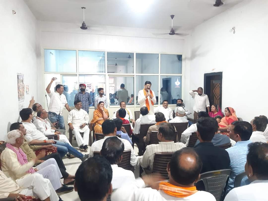 Ashish_hindu04's tweet photo. गंजबासोदा मैं प्रवासी कार्यकर्ताओं की बैठक में सम्मिलित हुआ। जिसमें विदिशा लोकसभा से लोकप्रिय प्रत्याशी पूर्व मुख्यमंत्री मान श्री शिवराजसिंह जी के 12 अप्रैल को नगर आगमन व्यवस्थाओं को लेकर एवं मतदान केंद्र पर पार्टी को और ज्यादा मजबूत करने की रणनीति पर विचार किया गया। https://t.co/fIXPrrDo0J