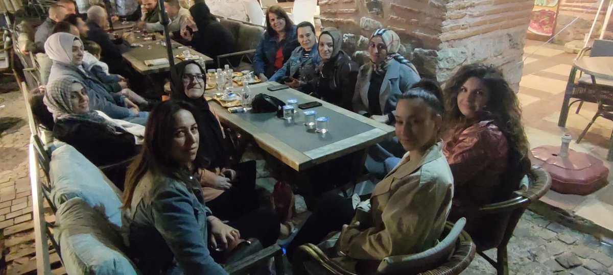 EstAyseOz's tweet photo. Bu akşam yedik içtik 
Çok düşündük taşındık
Ama emekli olamadık :)
@bursastajder 

Ülkenin Evlatları Mağdur
#ÇıraklarSizeYükSuriyeliBaşTacıOldu https://t.co/xOFGu6IlRT