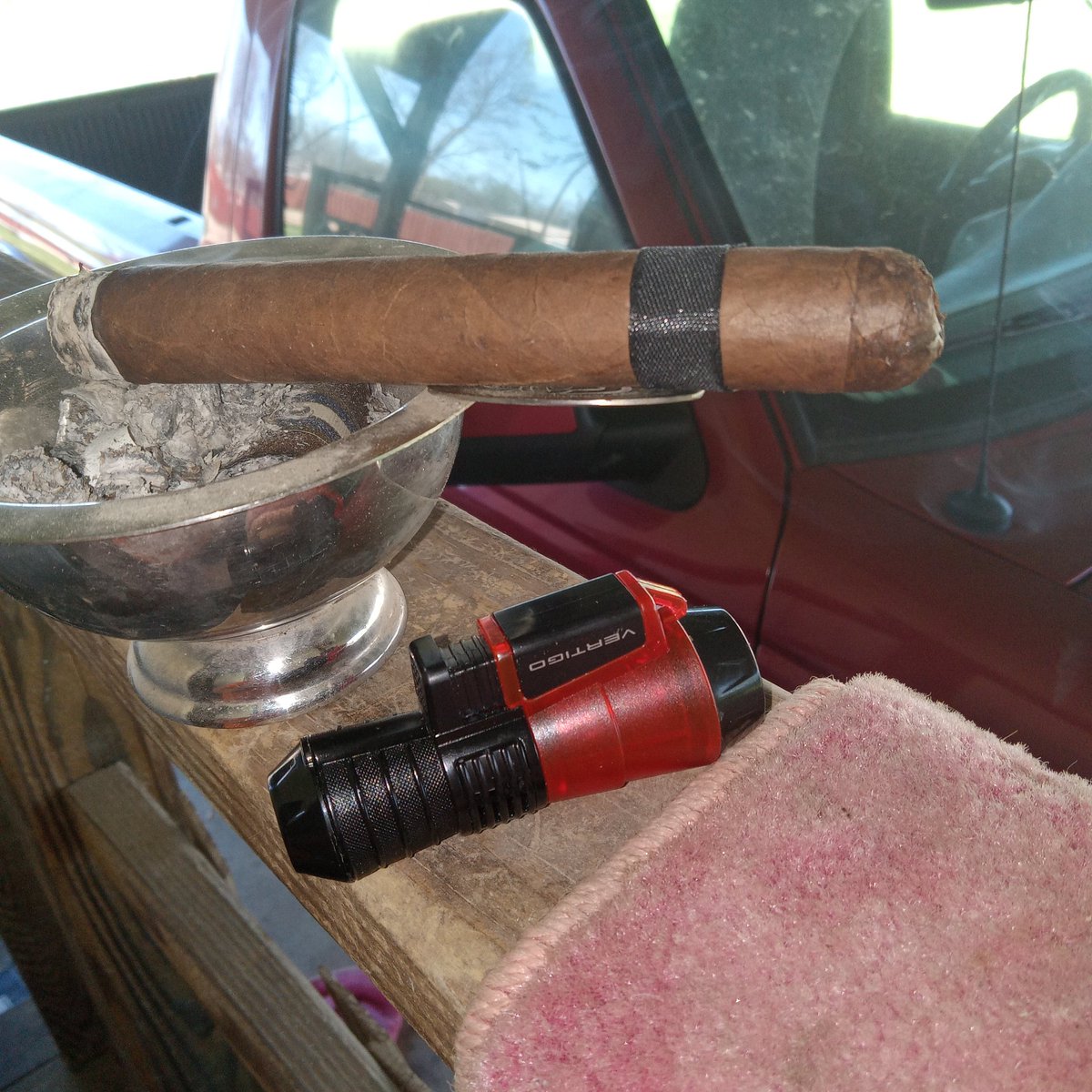 Rocky Patel Number 6 Fumas Toro. #cigars #vertigosputnik @RockyPatelCigar
Cut with a Shuriken cutter