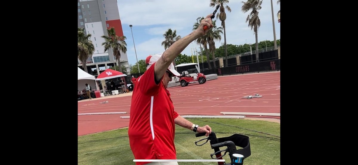 UHTF had the honor to have Dr. Joel Bloom as our official Grand Starter of the Cameron Burrell Alumni meet. UHTF appreciates his years of services to the program. Such a great Cougar and one of my mentors. ⁦@UHCougarTF⁩ ⁦@Carl_Lewis⁩ ⁦@KoalaHealthHou⁩