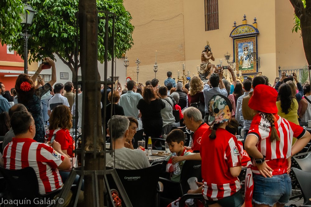 .@hdadlaestrella #Futbol y #Cofradias este fin de semana en #Sevilla, ¿habrá algo mas sevillano? #Traslado hasta @santaanatriana para celebrar los #350añosFusiónEstrella #TDSCofrade #TDSActualidad #Sevilla #Triana @AthleticClub