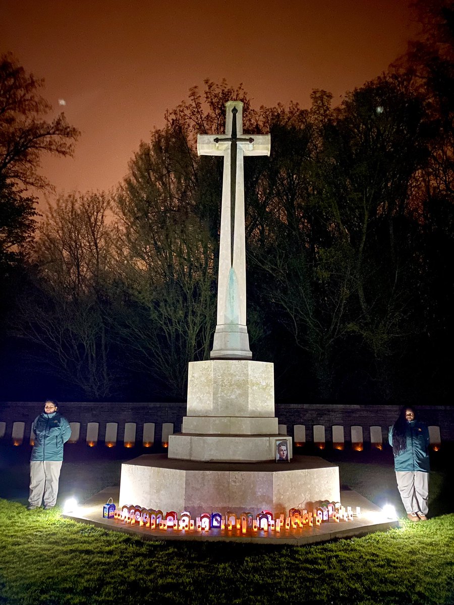 It was an honour to be part of the candlelight walk w @vimyfoundation to honour the fallen from the Vimy Memorial to No.2 Canadian Cemetery with L'Association des Amis du Monument Canadien de Vimy (@AmcVimy)