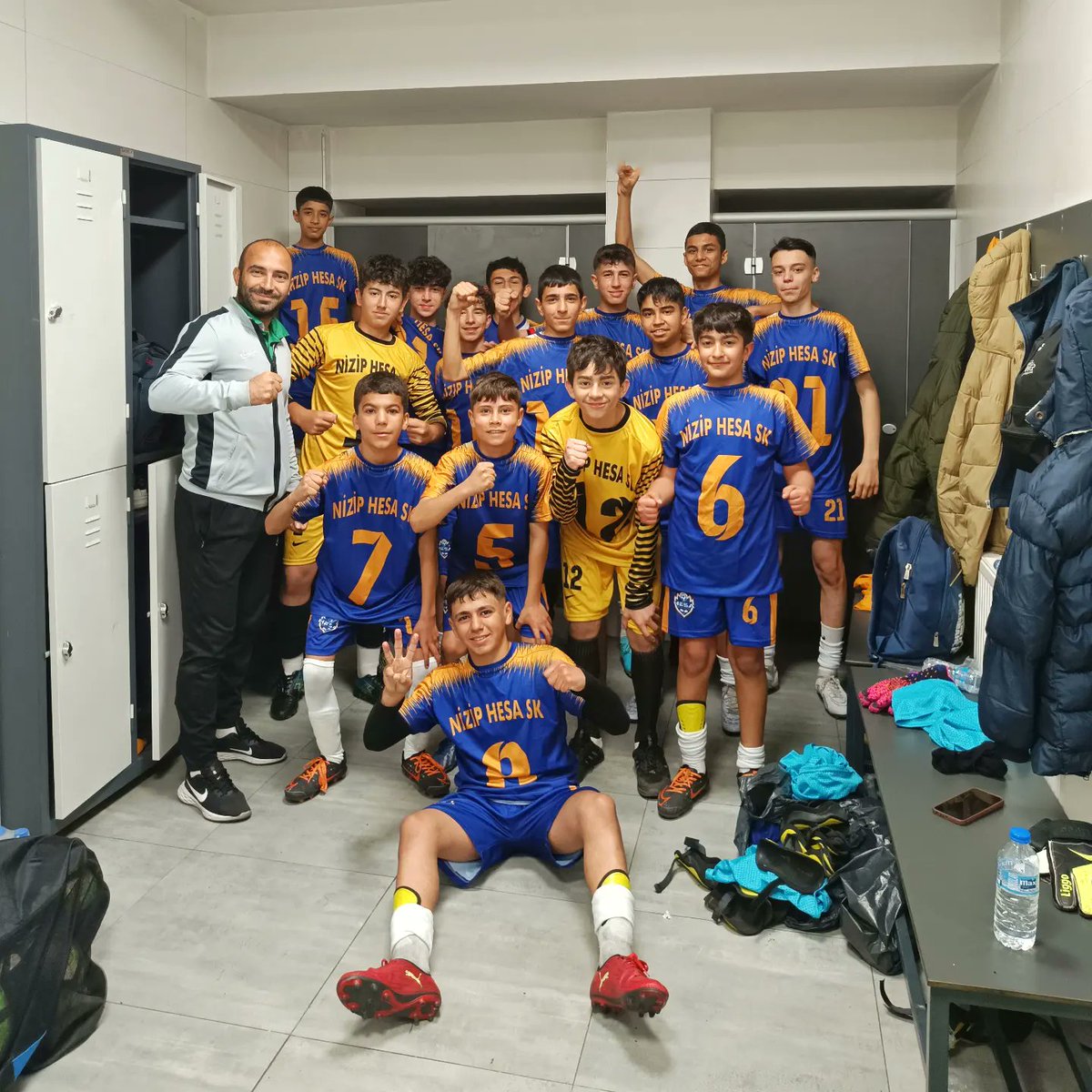 U15 takımımız bugün oynamiş olduğu lig maçından 3-0 lık skor ile Galip gelmiştir. Skordan ziyade gençlerimizin gelişimi bizim için daha önemli. Zaman icerisinde gelişimleri ile beraber tecrübe kazanıp daha iyi seviyelere çıkacaklar.