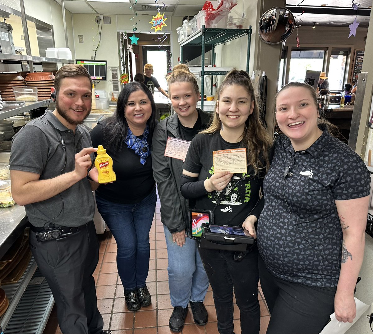 A lovely lunch visit from our DO Lisa with some ATLs to celebrate! Allie got recognized for amazing service and always taking care of guests and Jasslyn got recognized for helping close lunch and working her 2nd degree! @wherry_lisa @cassidyhuska @sarahjunco #ChilisLove