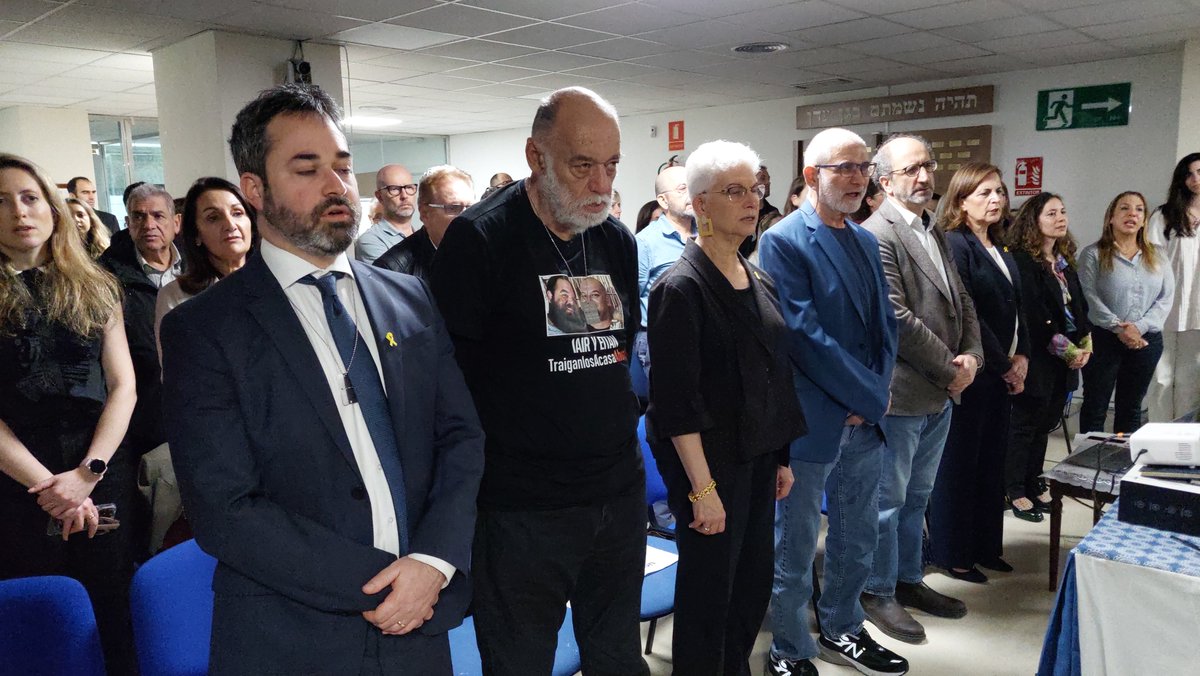 Las comunidades judías de Madrid recordaron hoy, en una ceremonia en la sede de @betelmadrid, los 180 días de la matanza perpetrada el 7-O por terroristas de Hamás y exigieron la liberación de los 133 secuestrados en Gaza. El acto estuvo encabezado por @Isr_Amb_Esp Rodica Radián