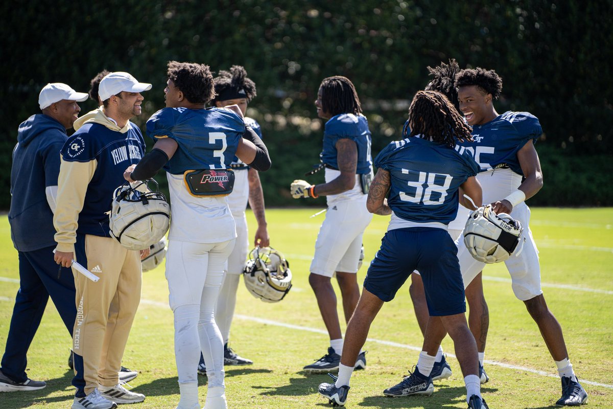 They say have FUN doing your job! Well that’s what we are doing ✊🏾 🐝 GT CB’s 🏈 #Straps @GeorgiaTechFB