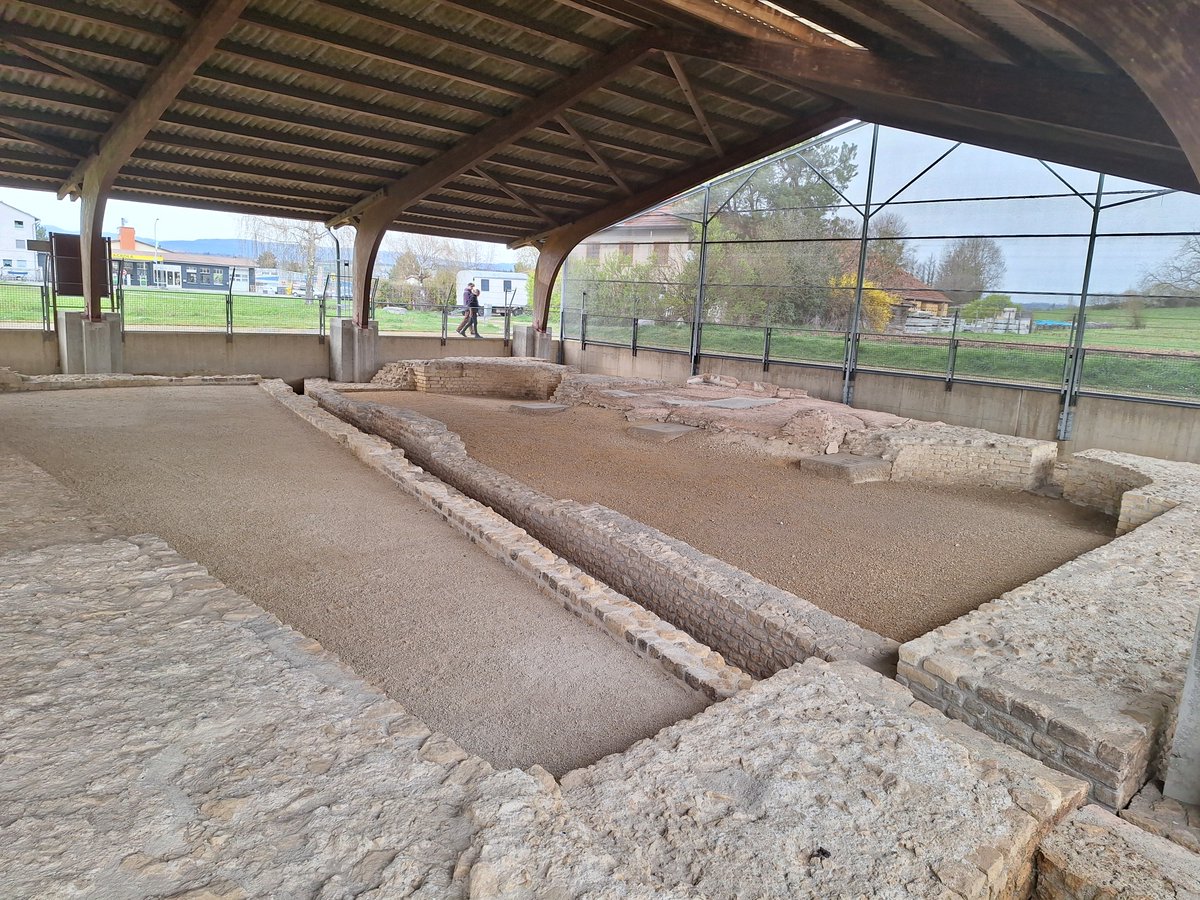 romandieantique's tweet photo. #Avenches /#Aventicum
Traversant le frigidarium des thermes du forum en sou-terrain, un aqueduc, encore bien conservé, alimentait un réservoir voisin.
77 ap. J.-C. https://t.co/NcAEmjf13R