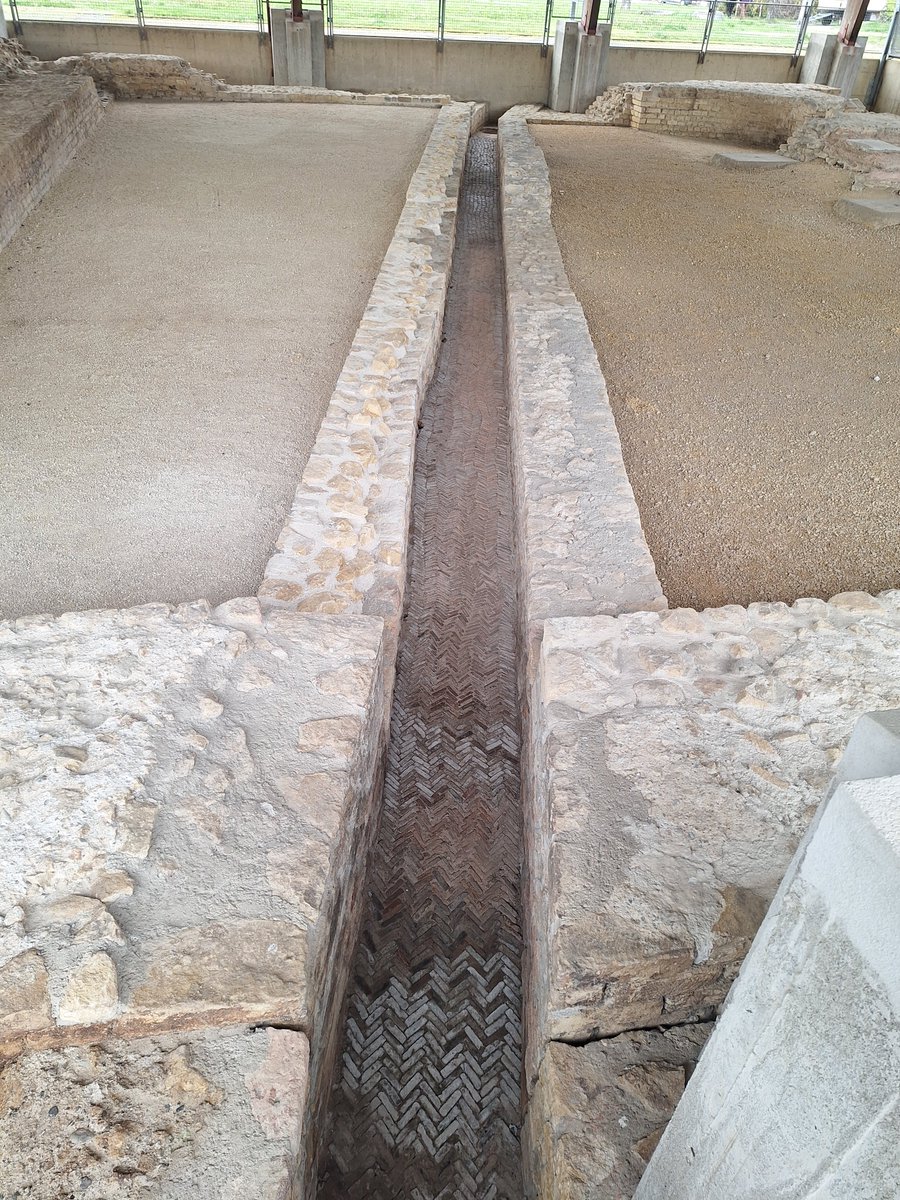 romandieantique's tweet photo. #Avenches /#Aventicum
Traversant le frigidarium des thermes du forum en sou-terrain, un aqueduc, encore bien conservé, alimentait un réservoir voisin.
77 ap. J.-C. https://t.co/NcAEmjf13R