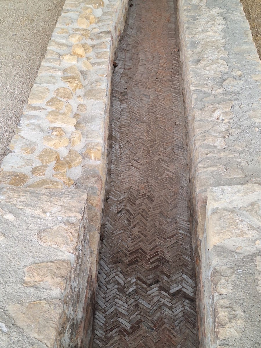 romandieantique's tweet photo. #Avenches /#Aventicum
Traversant le frigidarium des thermes du forum en sou-terrain, un aqueduc, encore bien conservé, alimentait un réservoir voisin.
77 ap. J.-C. https://t.co/NcAEmjf13R