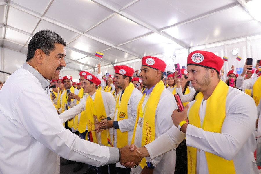 📢¡𝐀𝐬í 𝐥𝐨 𝐃𝐢𝐣𝐨!🇻🇪
Pdte. <a href="/NicolasMaduro/">Nicolás Maduro</a>: Muchachos y muchachas nunca permitan que el fuego sagrado de amor por Venezuela se apague jamás. En esta vida que es tan corta lo más hermoso es aprender a amar y hacer todo por amor.
#VenezuelaSocialista