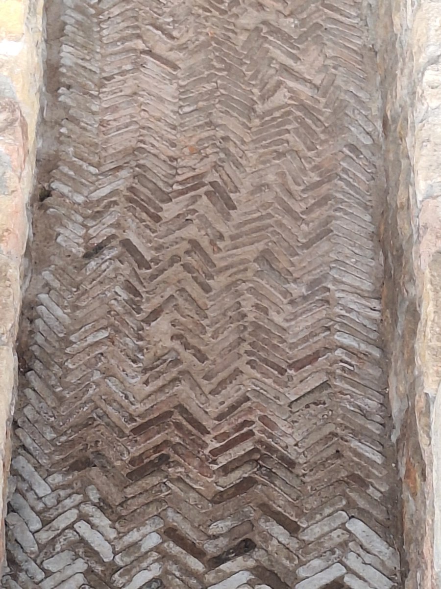 romandieantique's tweet photo. #Avenches /#Aventicum
Traversant le frigidarium des thermes du forum en sou-terrain, un aqueduc, encore bien conservé, alimentait un réservoir voisin.
77 ap. J.-C. https://t.co/NcAEmjf13R