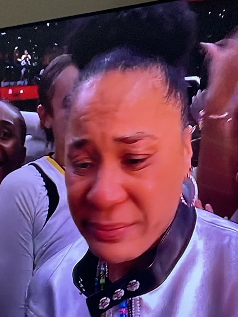 I freakin’ LOVE this woman and this team!!!!Congratulations @dawnstaley and @GamecockWBB !!!
My ❤️ is so full!!!
#NothingBeatsLove