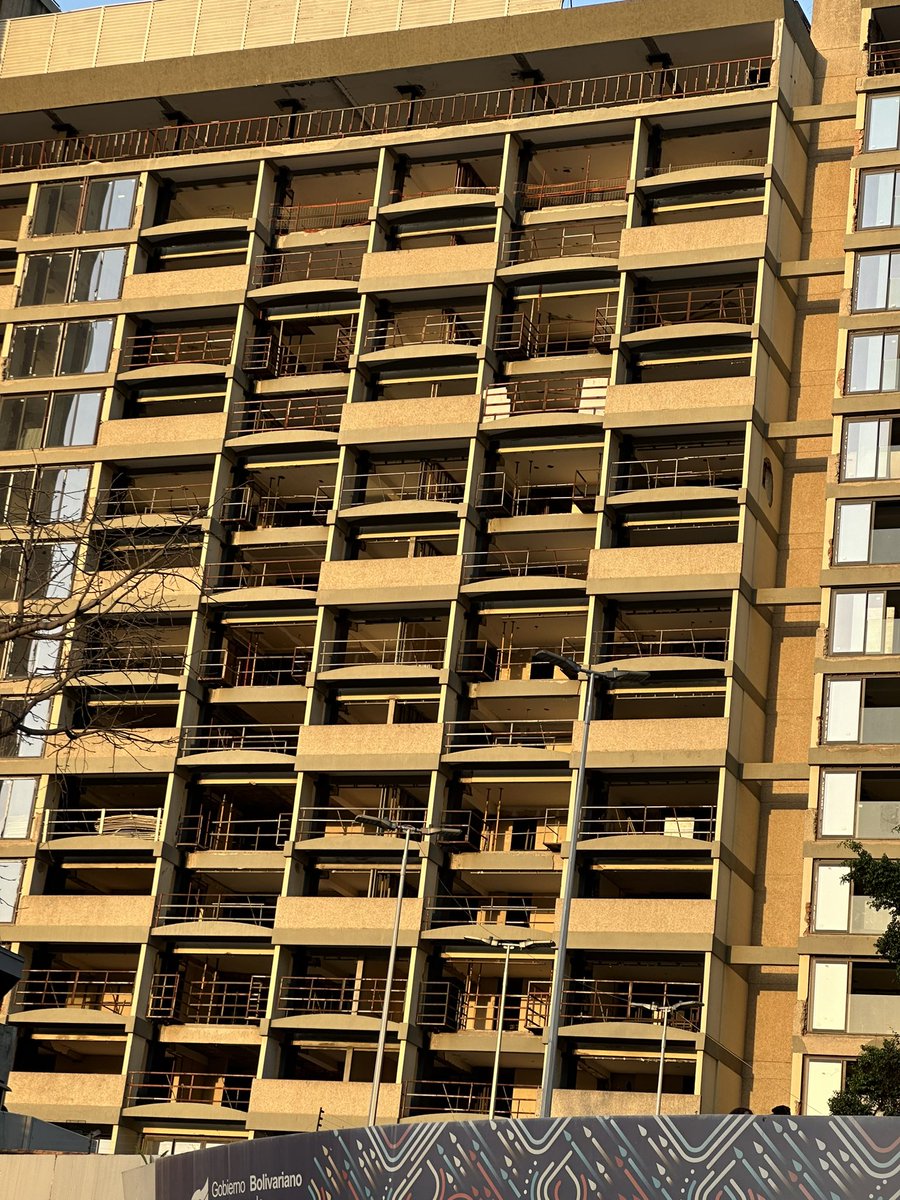 El antes y después del Hotel Hilton Caracas Durante muchos años fue un hotel espléndido que generaba grandes ingresos y hoy es un edificio destruido que nunca se terminó de recuperar y es como mucho otras bienes “expropiados” un monumento a la desidia, corrupción e incompetencia!
