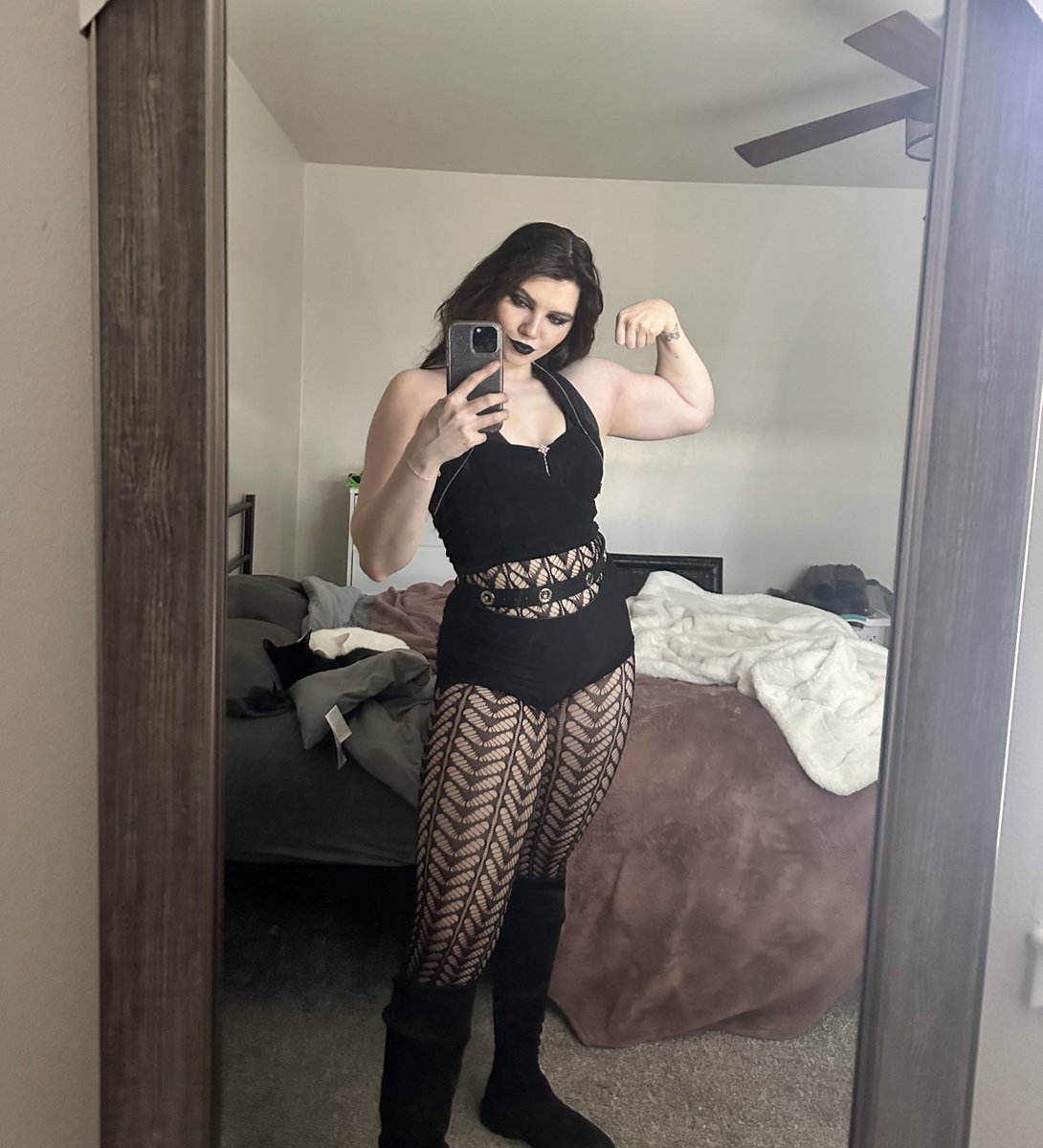 Workout stream today as MAMI (the one and only @RheaRipley_WWE ilysm)