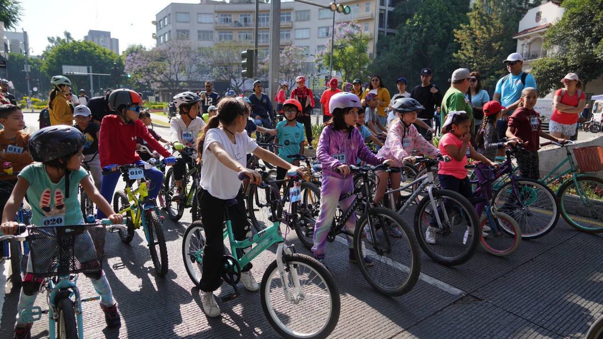 17,927 personas disfrutaron hoy andar en bici (y sin coches) en Polanco durante el #MuéveteMH. Gracias por venir y gracias a nuestros vecinos! @AlcaldiaMHmx @cesar_m_garrido @mauriciotabe @BiciEscuelaMHmx
