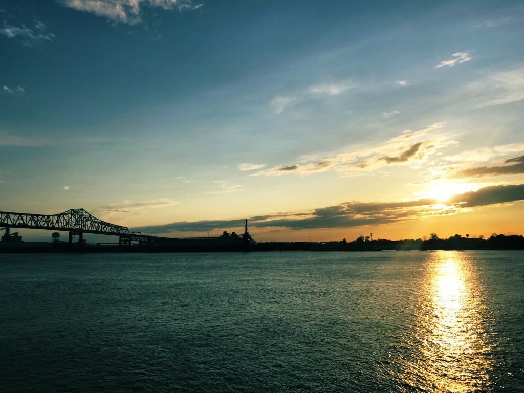 The wonderful thing about a #sunset is that you can return to the same place and get a different view. Share your favorite #SunsetViews. Use #SundaySunsets and tag @leisurelambie @FitLifeTravel @sl2016_sl @LiveaMemory & guest host @PanoPhotos. #MississippiRiver #BatonRouge