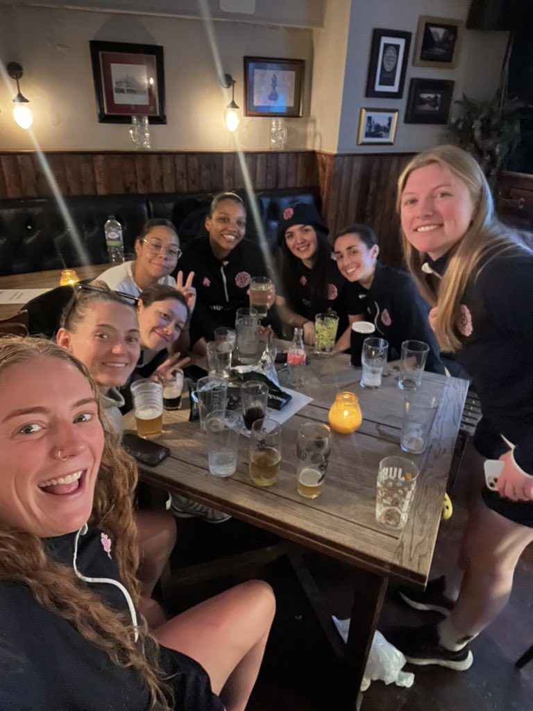 Big up @thebishoppub in Dulwich for showing the NCAA National Championship game tonight for us at @DHFC_W 💖💙 Everyone watches women’s sports ✌️ 🏀