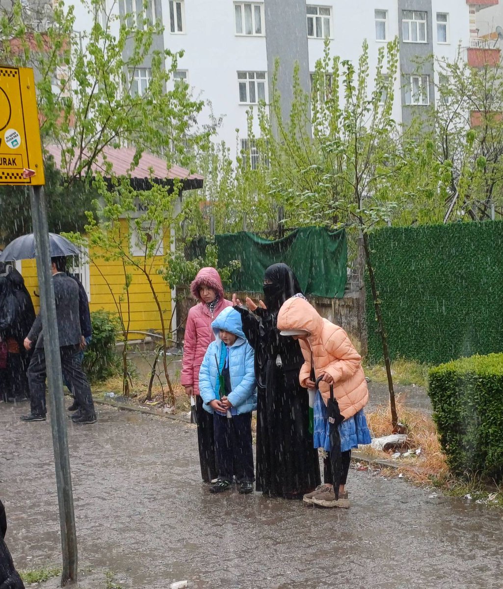 Bin Nasihata bedel bir kare... Şemsiyeleri olduğu halde sağnak yağmur altında Gazze için dua eden Diyarbekir'li bir Aile... Aileye : 'Neden Şemsiyelerinizi açmıyorsunuz' Aile: 'şemsiye açmaktan hayâ ediyoruz'