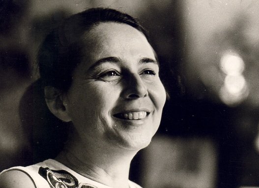 En el 94 aniversario de su natalicio, recordamos hoy a una de las más grandes heroínas de la Revolución cubana: Vilma Espín Guillois. 

Su ternura, firmeza y entrega incondicional a la Patria están presentes en en cada mujer hacedora de la #DiplomaciaRevolucionaria cubana🇨🇺.