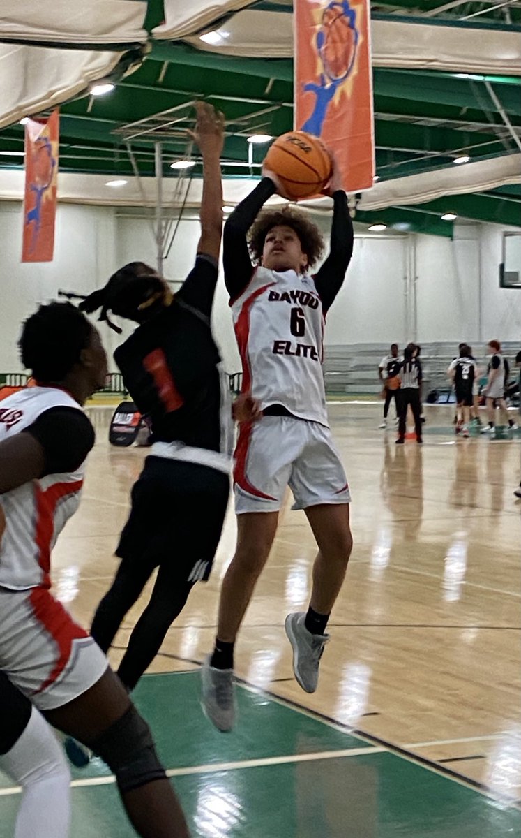 Bayou Elite 9th Red 6’3 2027 Trey Chapman (Colgan HS, VA) hits the dribble pullup against Team Loaded 757. #BigShots #VATipOff ⁦@BigShotsToday⁩ ⁦@BigShotsGlobal⁩