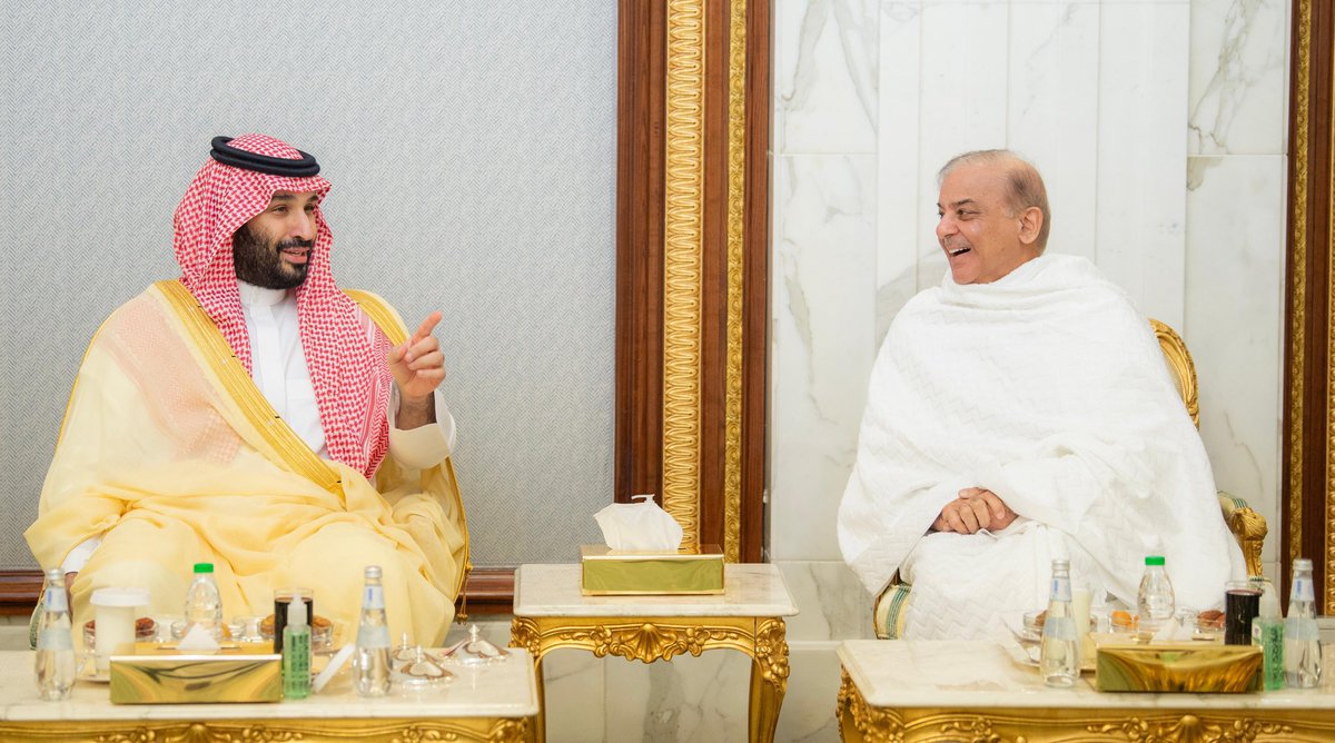 Saudi_Gazette's tweet photo. #PHOTOS: Crown Prince Mohammed bin Salman hosts an Iftar at Al-Safa Palace in #Makkah, attended by the Prime Minister of #Pakistan and the Crown Prince of #Bahrain, where they all broke their fast together. https://t.co/sQCpqsbsHR