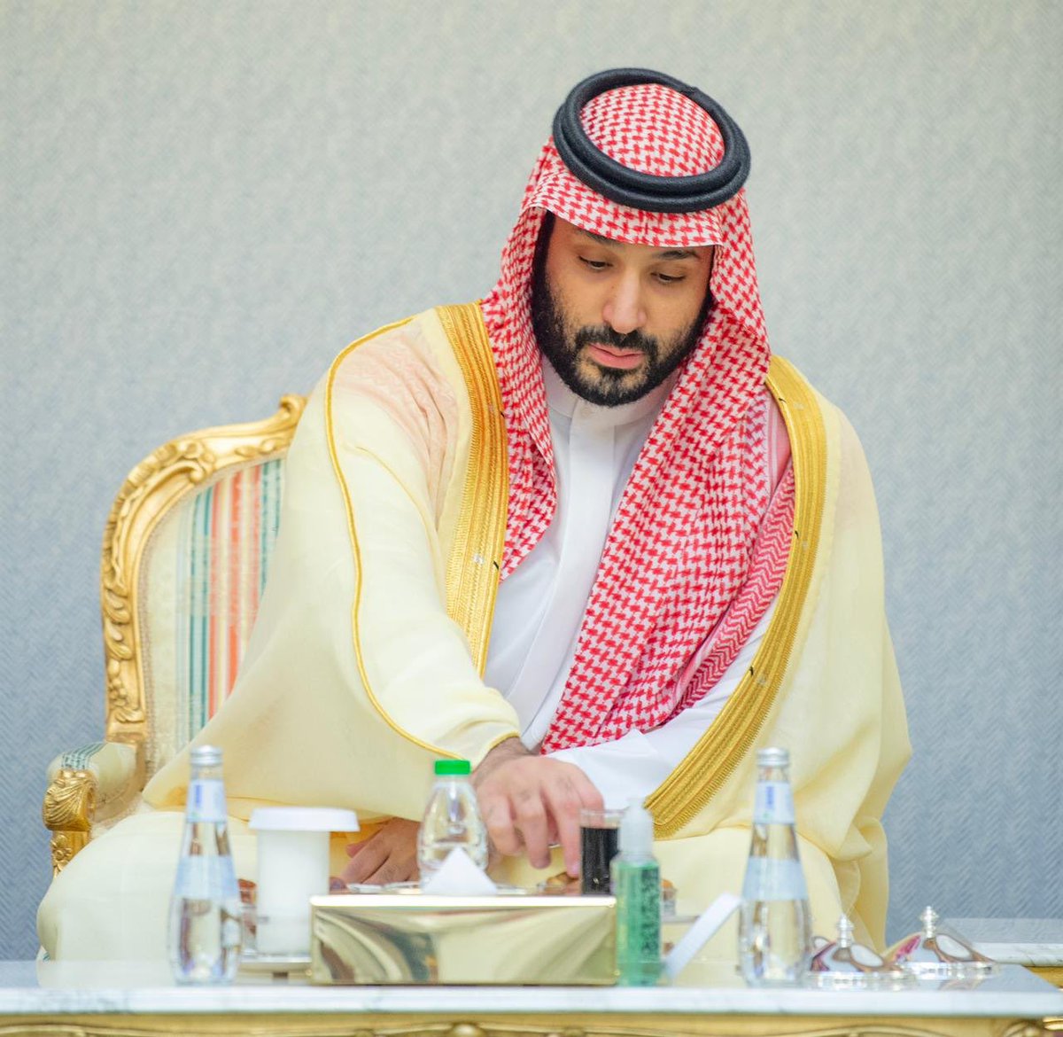 Saudi_Gazette's tweet photo. #PHOTOS: Crown Prince Mohammed bin Salman hosts an Iftar at Al-Safa Palace in #Makkah, attended by the Prime Minister of #Pakistan and the Crown Prince of #Bahrain, where they all broke their fast together. https://t.co/sQCpqsbsHR