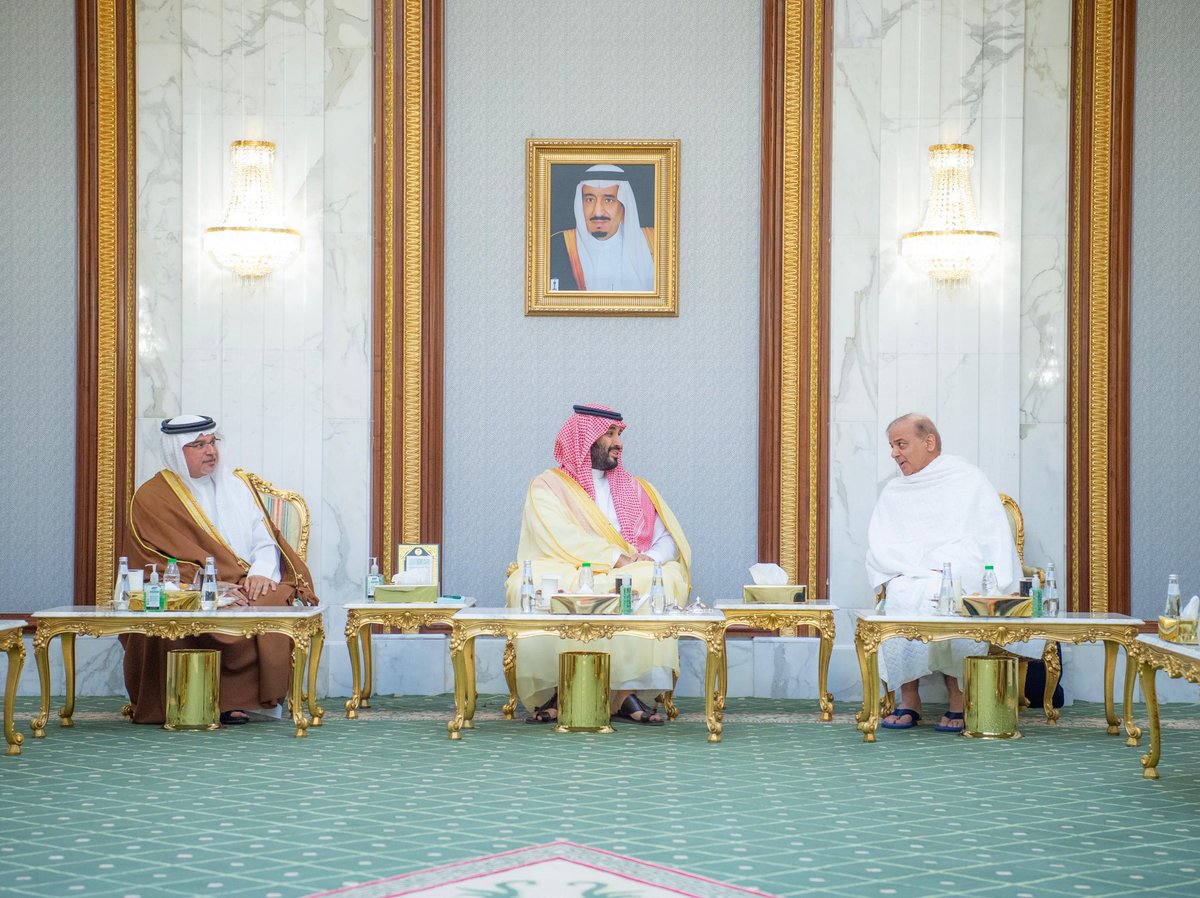Saudi_Gazette's tweet photo. #PHOTOS: Crown Prince Mohammed bin Salman hosts an Iftar at Al-Safa Palace in #Makkah, attended by the Prime Minister of #Pakistan and the Crown Prince of #Bahrain, where they all broke their fast together. https://t.co/sQCpqsbsHR