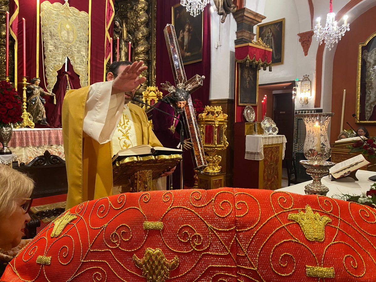 #PatrimonioenLaO Nuevo paño para la Pila Bautismal. Bendecido un nuevo paño ricamente bordado en oro a realce que en adelante cubrirá la pila bautismal. 📸 @fransantiph hermandaddelao.es/nuevo-pano-par…