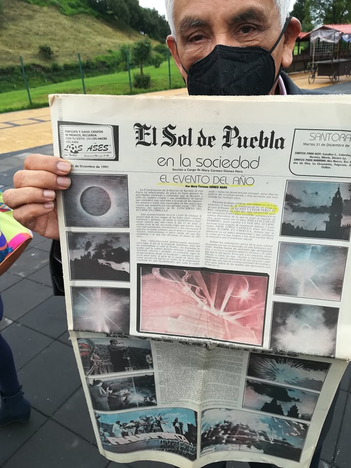 Hace 33 años se vivió en Cholula el eclipse total de sol, se organizó un concierto de música electrónica a cargo de Índigo (facebook.com/Indigoelectron…) y se leyeron algunos textos que escribí para el evento. El Sol del Puebla lo consideró el 'evento del año' y lo publicaron.