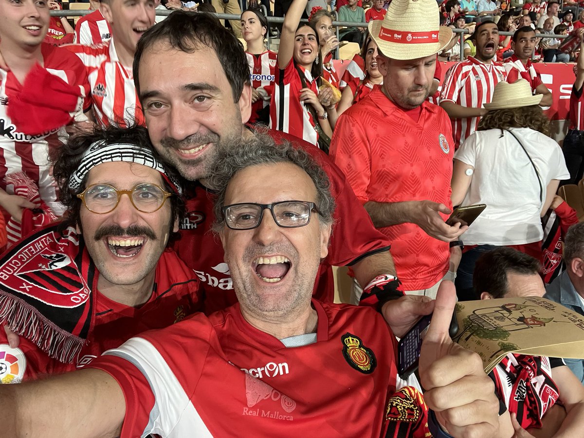 Estos dos locos tuvieron un día una idea, los que vivíamos en Madrid debíamos poder ver juntos los partidos del <a href="/RCD_Mallorca/">RCD Mallorca</a> , disfrutar las victorias y digerir derrotas, siempre con buen humor y buen rollo. Ya no estoy allí con ellos, pero estoy orgulloso de ser <a href="/MesetaRcdm/">Peña Meseta RCDM</a>