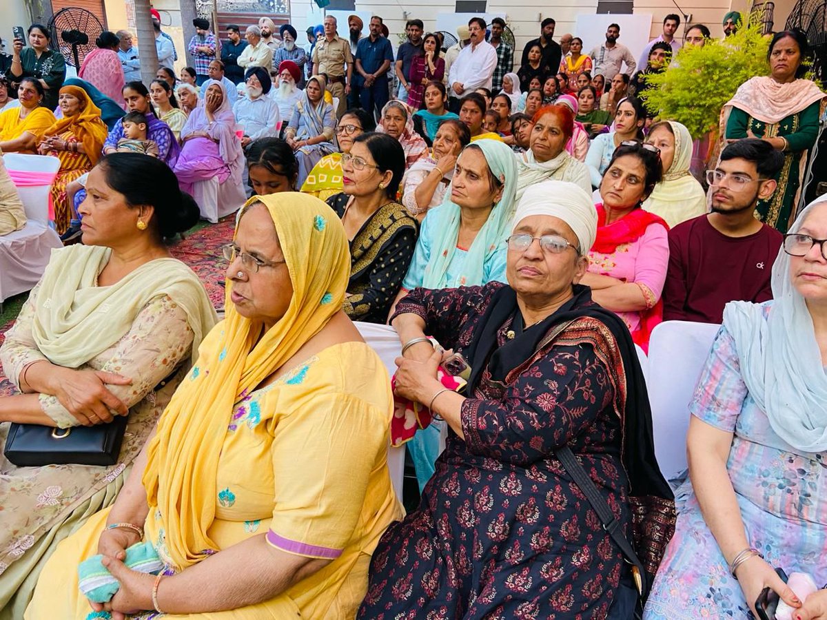 An enriching interaction with @BJP4Punjab Mahila Morcha Secretary Bibi Satinderjit Manchanda Ji and an inspiring public gathering! Outlined my vision to uplift #Amritsar's #NariShakti through 3 transformative pillars: 1⃣ #Respect: Fostering self-help collectives, zero-tolerance…