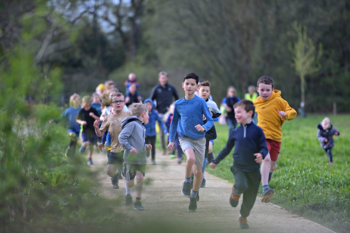 One of the best things to happen in the UK during my lifetime is the creation of @parkrunUK. Had another lovely chat with its founder @PSH_A1674 while he was volunteering at Cranleigh parkrun yesterday and it was great to see the juniors out in force at Knowle Park this morning.