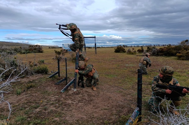 Con la finalidad de incrementar la capacidad de combate se ejecutó la primera fase de #InstrucciónyEntrenamiento para Enfermeros Militares de Combate en la ciudad de #Porvenir.
Esta considera marcha, orientación, tiro, nudos y ataduras, equipamiento por líneas, entre otros.