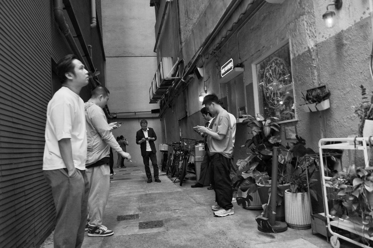 #ricohgr3 #ricohgriii #streetphotography #Streetphoto #streetview #noir #lensculturestreets #urbanphotography #lensculture #blackandwhite #bnw #blackandwhitephotography #monochrome #noiretblanc #blackandwhitephoto #streetclassics #写真 #撮影 #HongKong