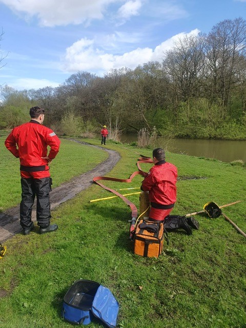 BirchwoodFS's tweet photo. Charlie watch carried out some off site Water training today, using various wading techniques which allows us to rescue casualties who may be stuck in shallow water/floodings.
Think you could do this? Birchwood are recruiting on call firefighters!ππ₯ #Cheshirefire #Thinkoncall https://t.co/Id3zEV63ak