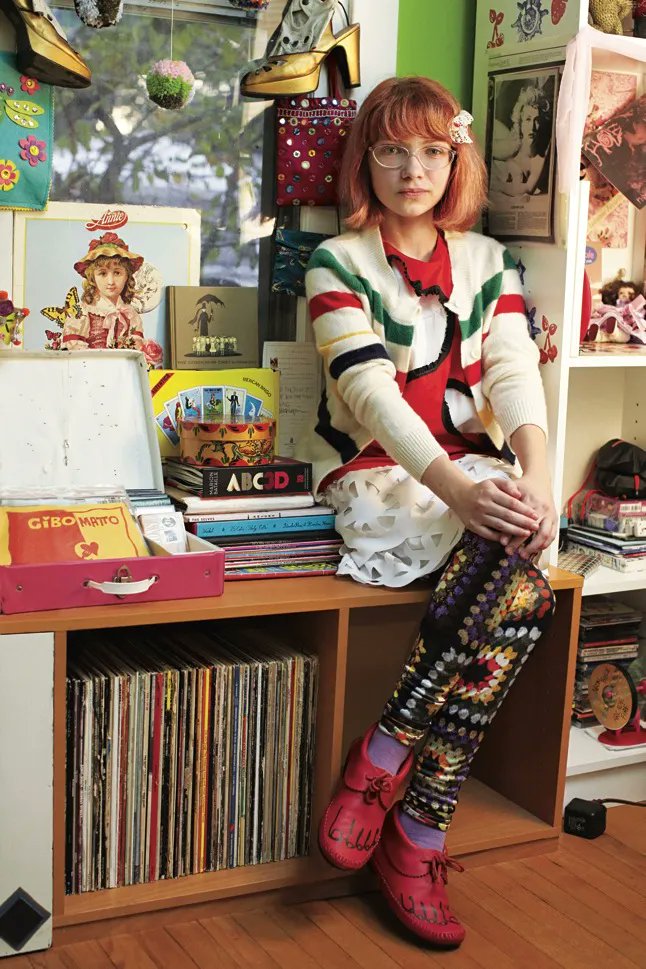 Tavi Gevinson, the icon who founded the hugely successful fashion blog ‘Style Rookie’ at age 12, with her record collection👗🌸 #vinylcommunity #fashion #stylerookie
