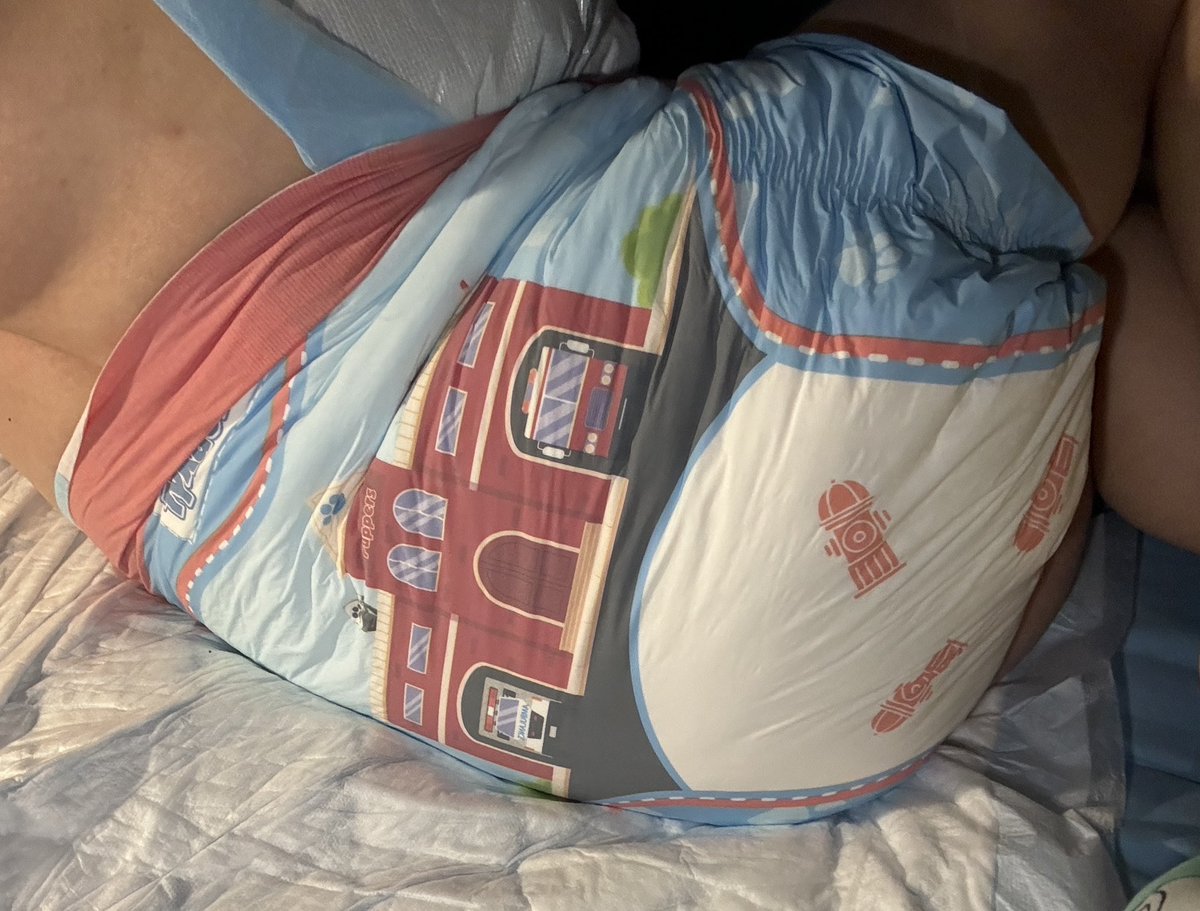 Pupper in a Pupper 😋. The design is adorable, the best that @tykables have done. The inside is really cosy and the capacity of them is great. But the plastic on the outside feels a bit… coarse. Which is a shame, because I love everything else about them #gayabdl #abdl